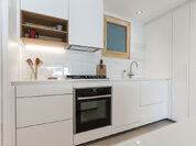 Mobiliario integral blanco y roble