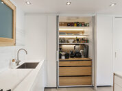 Mobiliario integral blanco y roble