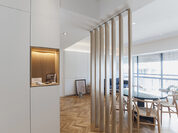 Mobiliario integral blanco y roble