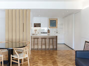 Mobiliario integral blanco y roble
