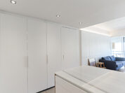 Mobiliario integral blanco y roble