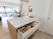 Mobiliario integral blanco y roble