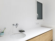 Mobiliario integral blanco y roble
