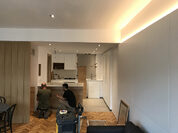 Mobiliario integral blanco y roble