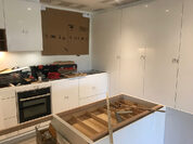 Mobiliario integral blanco y roble