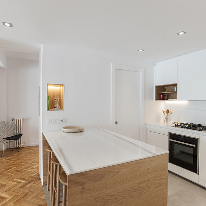 Mobiliario integral blanco y roble