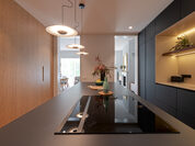 Cocina oscura, elegante y sofisticada