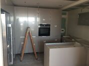 Cocina oscura, elegante y sofisticada