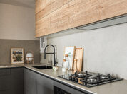 Cocina contemporánea que optimiza el espacio con estilo