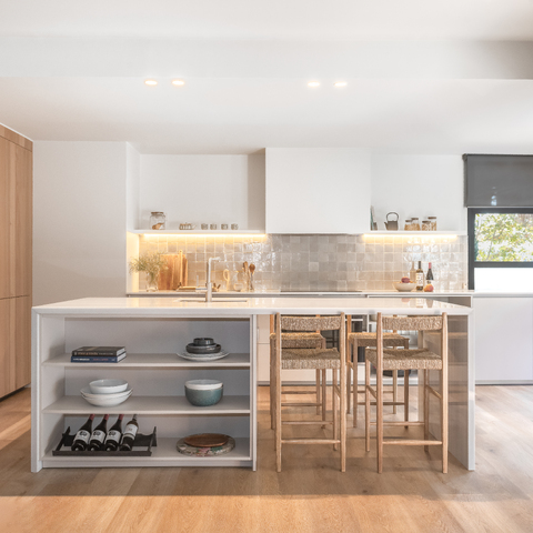 Cocina con isla, materiales naturales para integrar con el salón