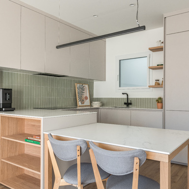 Cocina abierta con mesa, compacta y acogedora