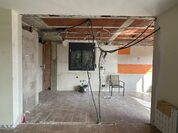 Cuina molt funcional, parcialment tancada amb porta corredissa