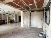 Cuina molt funcional, parcialment tancada amb porta corredissa