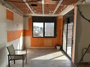 Cuina molt funcional, parcialment tancada amb porta corredissa