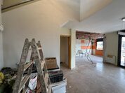 Cuina molt funcional, parcialment tancada amb porta corredissa