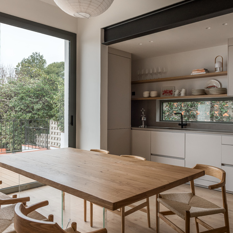 Cocina cashmere lineal abierta al salón
