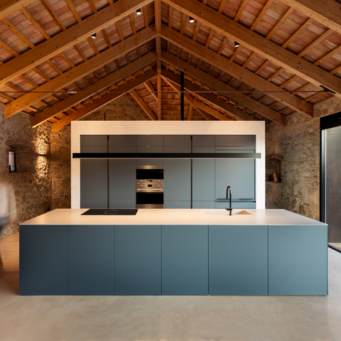 Cocina moderna en masia restaurada
