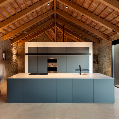 Cocina moderna en masia restaurada