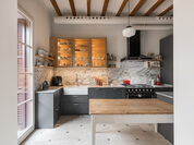 Cocina con carácter clásico y acabados elegantes