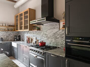 Cocina con carácter clásico y acabados elegantes