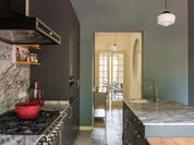 Cocina con carácter clásico y acabados elegantes