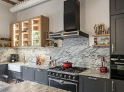 Cocina con carácter clásico y acabados elegantes