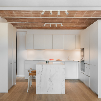 Cocina con mármol natural y techo abovedado