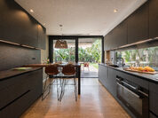 Cocina oscura con vistas al jardín
