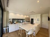 Cocina oscura con vistas al jardín