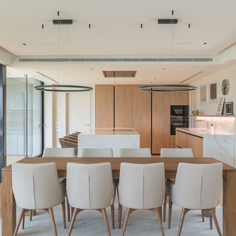 Combinación de madera en cocina y salón abierto