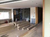 Reforma integral amb tocs en verd, taronja i tons clars